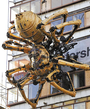 15米長巨型蜘蛛機械裝置亮相城市樓宇，創(chuàng)意藝術引發(fā)熱議